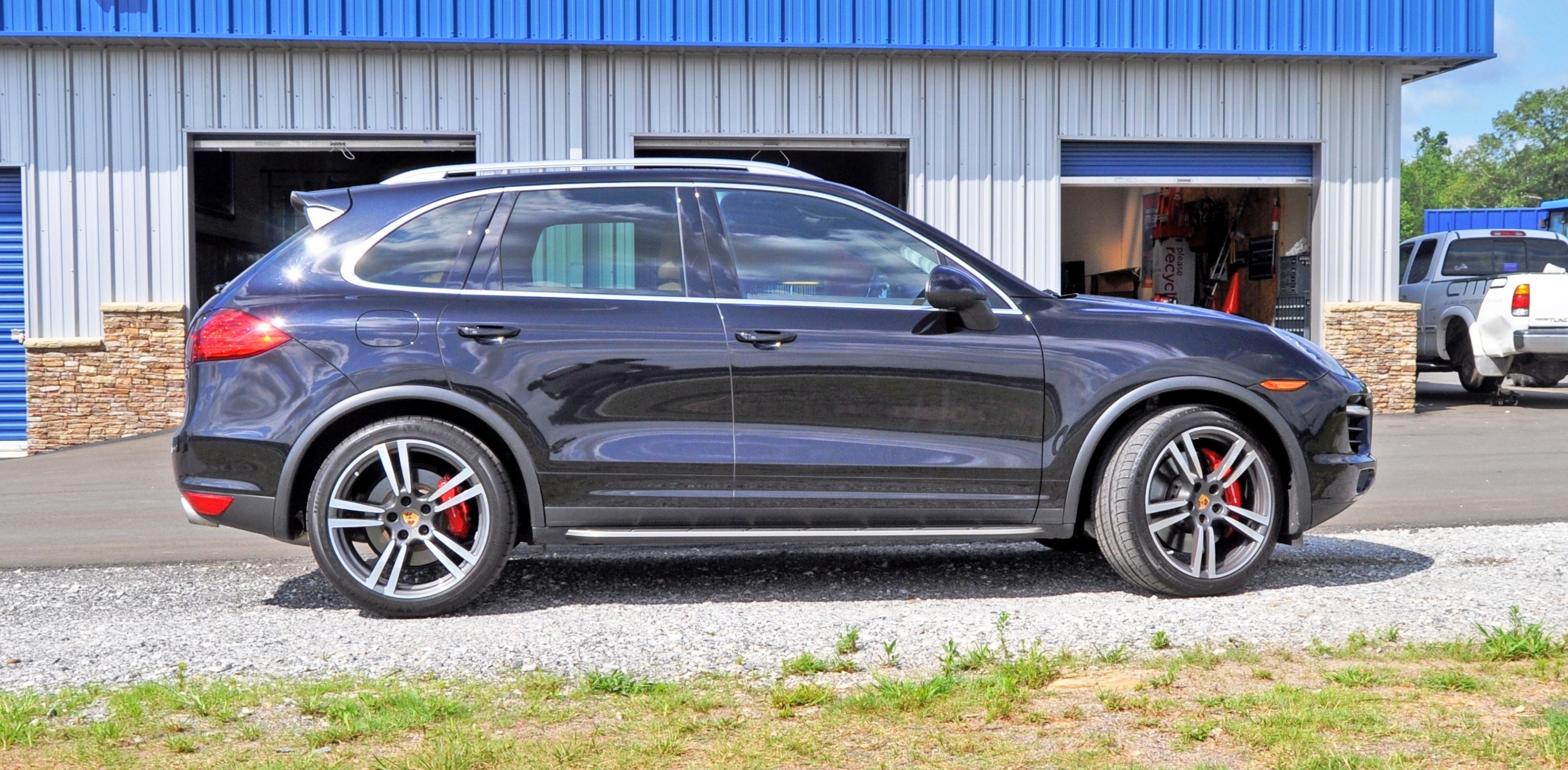 2014 Porsche Cayenne Turbo is Track Star With A Trailer 