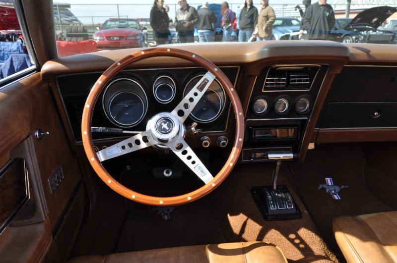 Car-Revs-Daily.com 1972 Ford Mustang Convertible 11