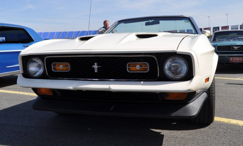 Car-Revs-Daily.com 1972 Ford Mustang Convertible 6