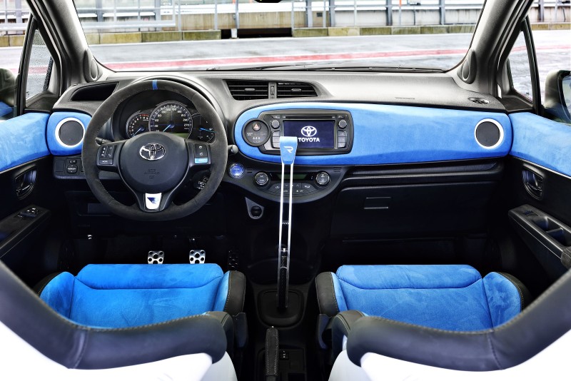 2013 Toyota Yaris Hybrid R 1