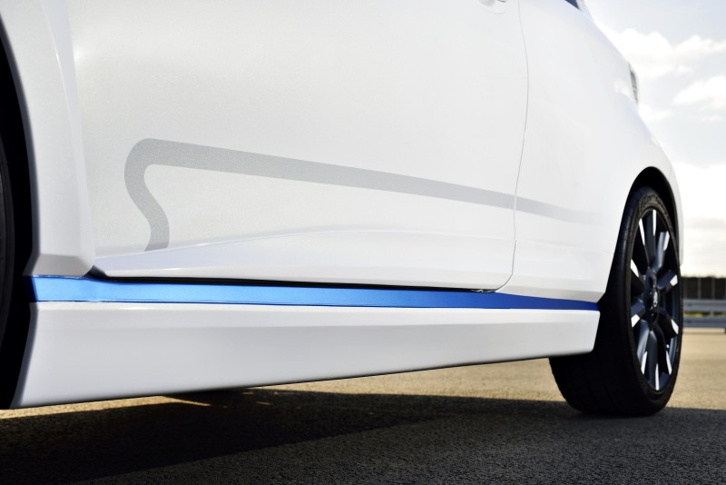 2013 Toyota Yaris Hybrid R 12