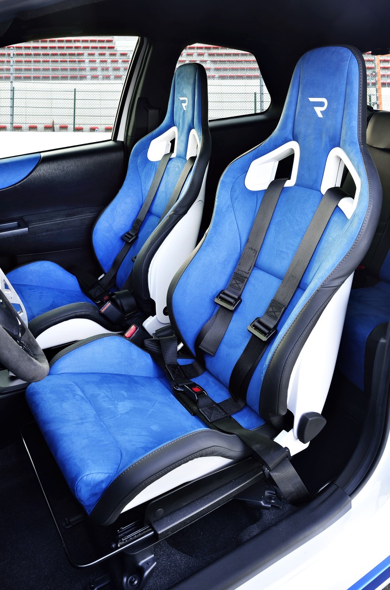 2013 Toyota Yaris Hybrid R 2