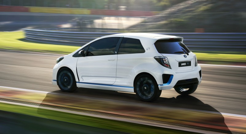 2013 Toyota Yaris Hybrid R 22