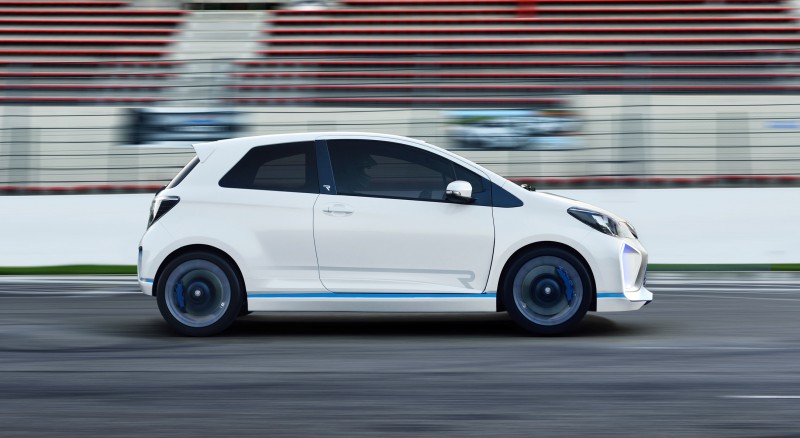 2013 Toyota Yaris Hybrid R 23
