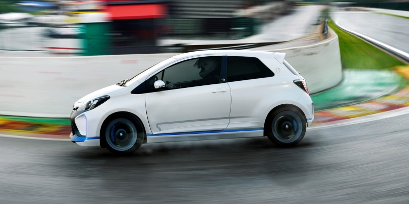 2013 Toyota Yaris Hybrid R 27
