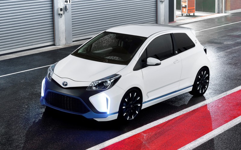 2013 Toyota Yaris Hybrid R 28