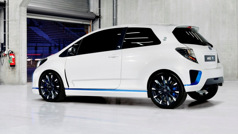 2013 Toyota Yaris Hybrid R 29