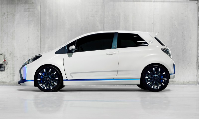 2013 Toyota Yaris Hybrid R 30