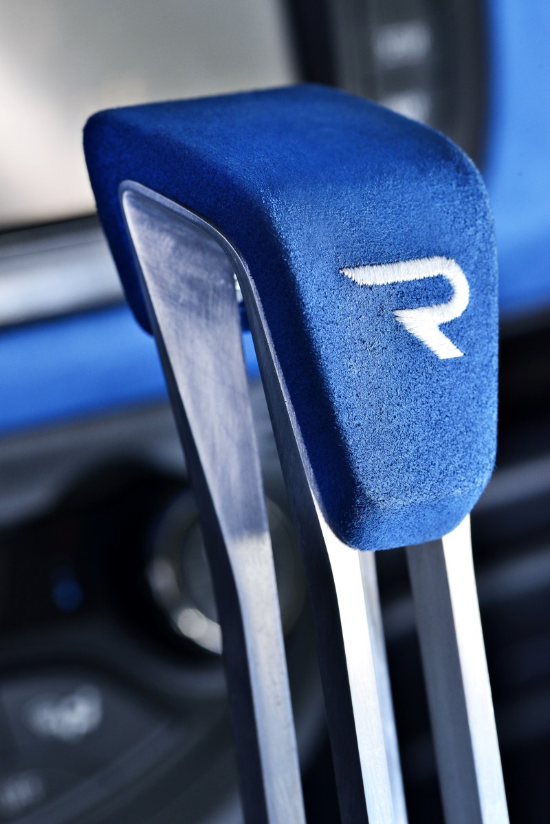 2013 Toyota Yaris Hybrid R 4