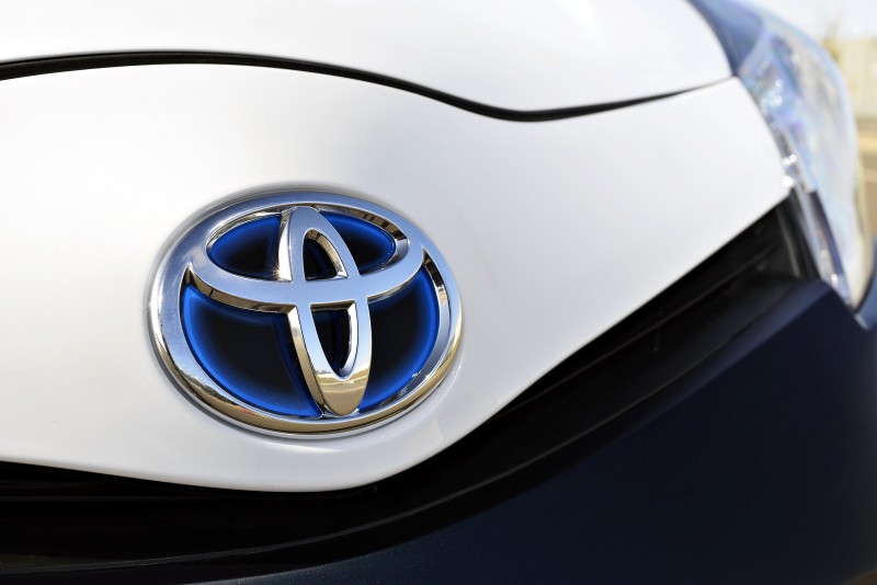 2013 Toyota Yaris Hybrid R 6