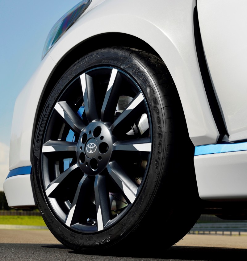 2013 Toyota Yaris Hybrid R 8