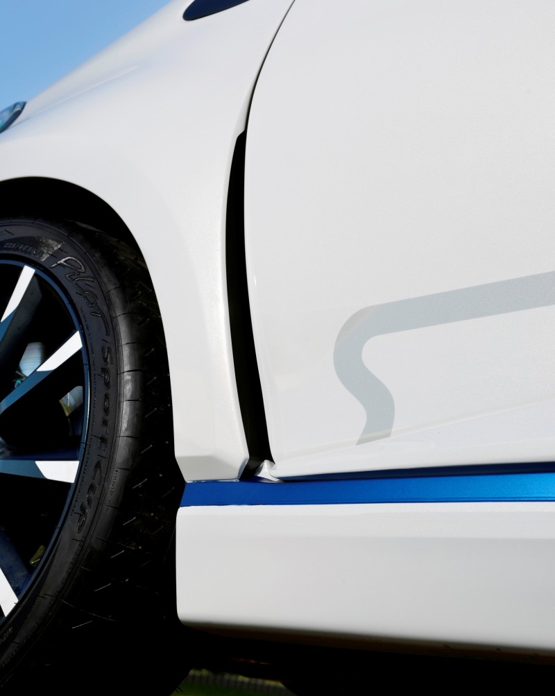 2013 Toyota Yaris Hybrid R 9