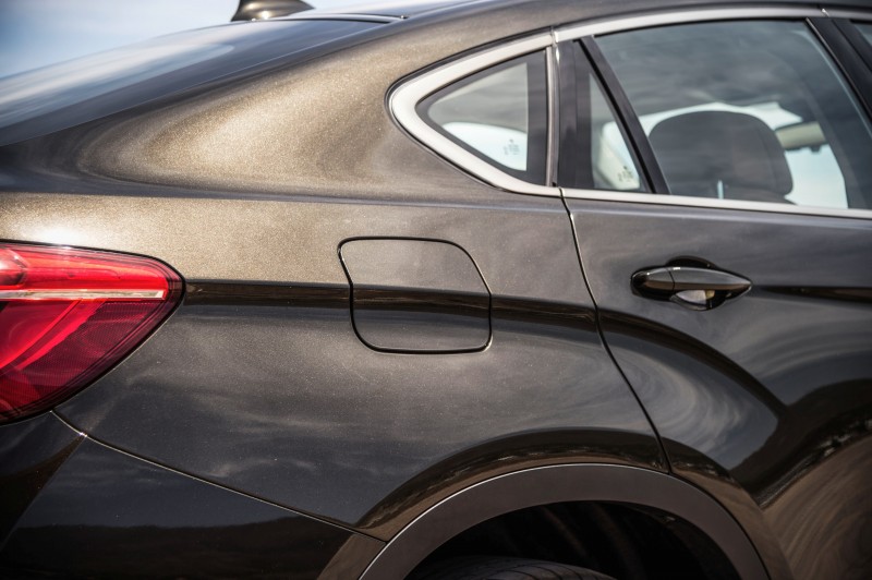 2015 BMW X6 Debuts Tech-tastic 445HP xDrive50i and New Rear-Drive sDrive35i 23