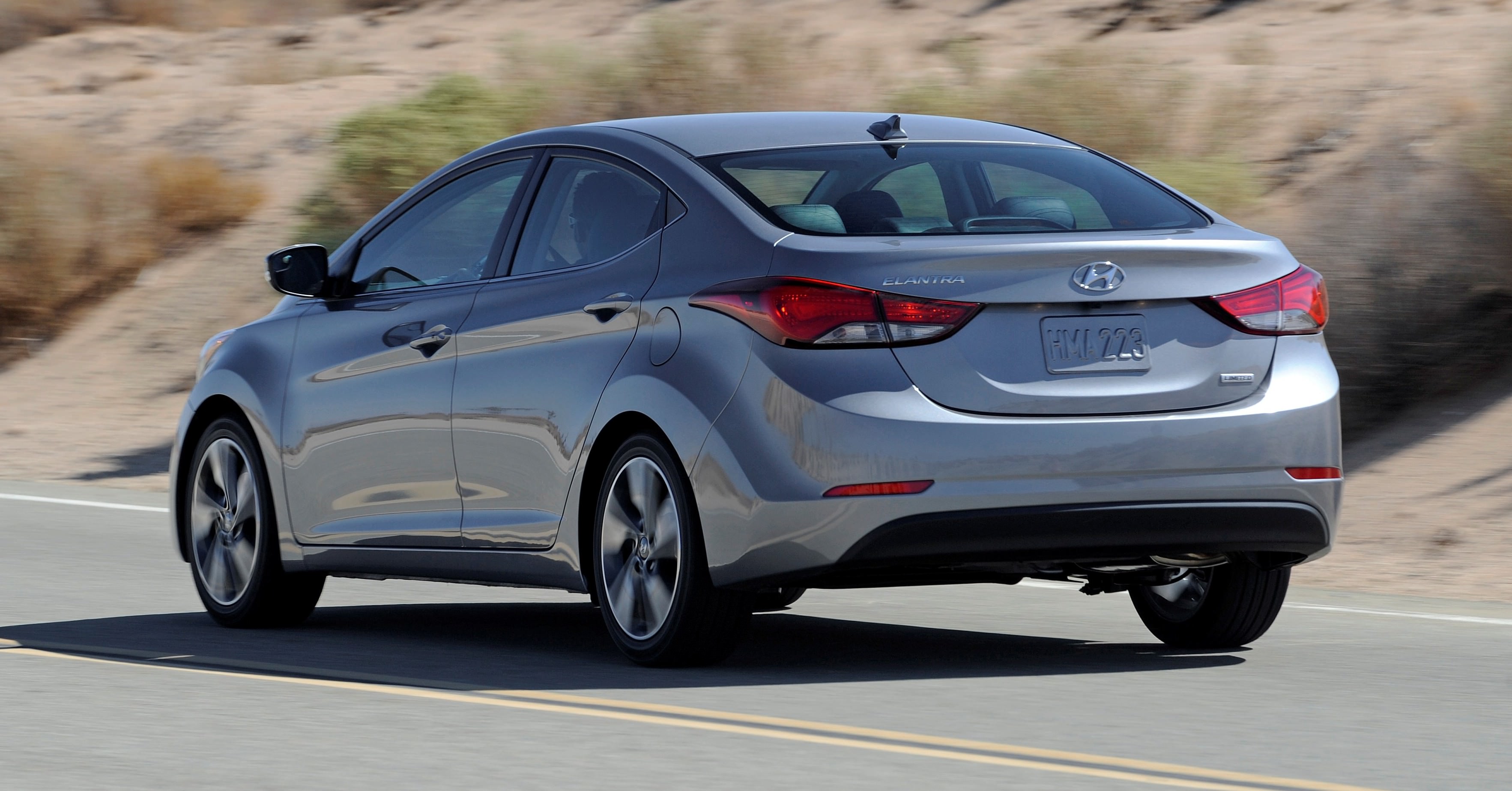 2015 Hyundai Elantra Sedan Brings Classy LED and Tech