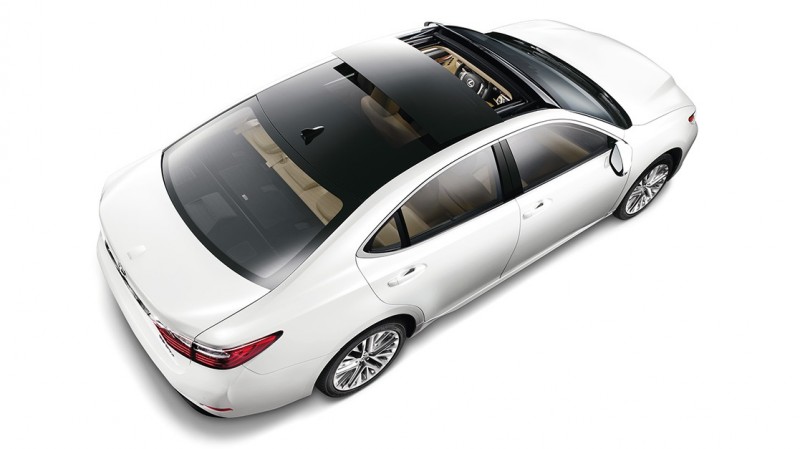 2015-Lexus-ES-exterior-moon-roof-keyfeatures-1204x677-LEXESGMY150032