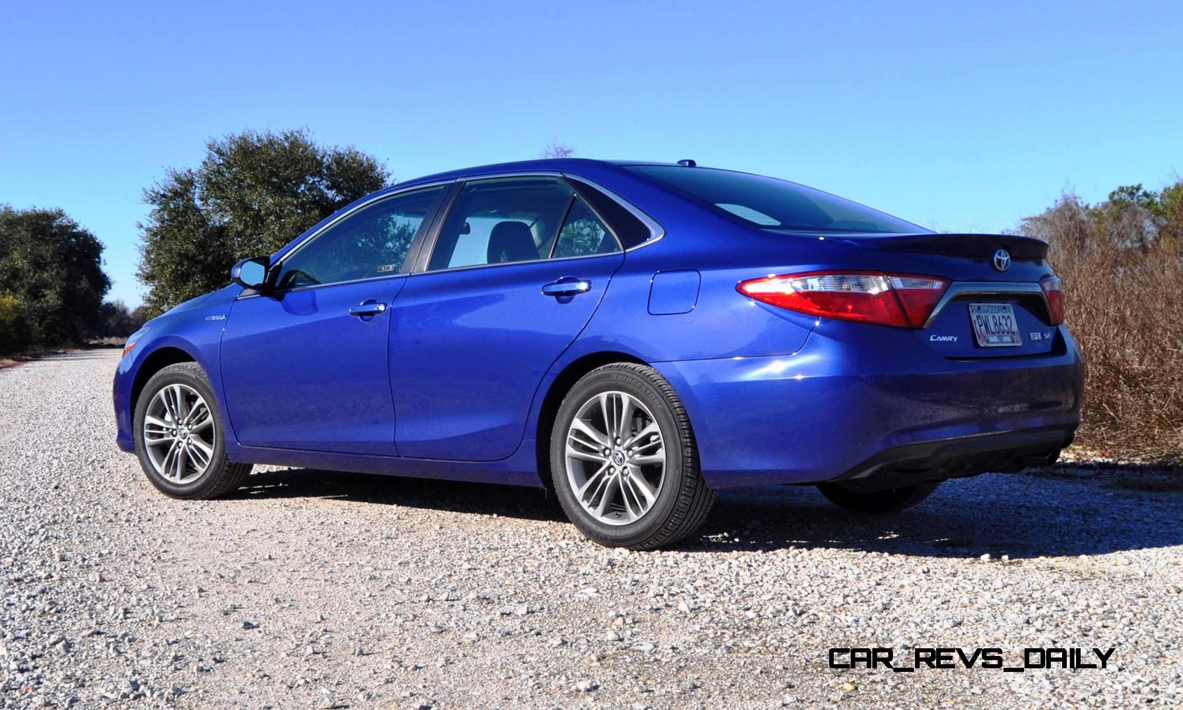 2015 Toyota Camry SE Hybrid Review 30
