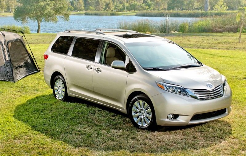 2015_Toyota_Sienna_LTD_002