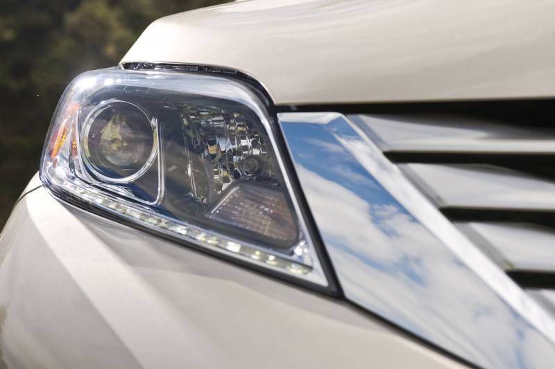 2015_Toyota_Sienna_LTD_016