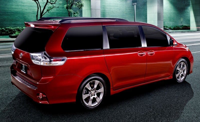 2015_Toyota_Sienna_SE_002