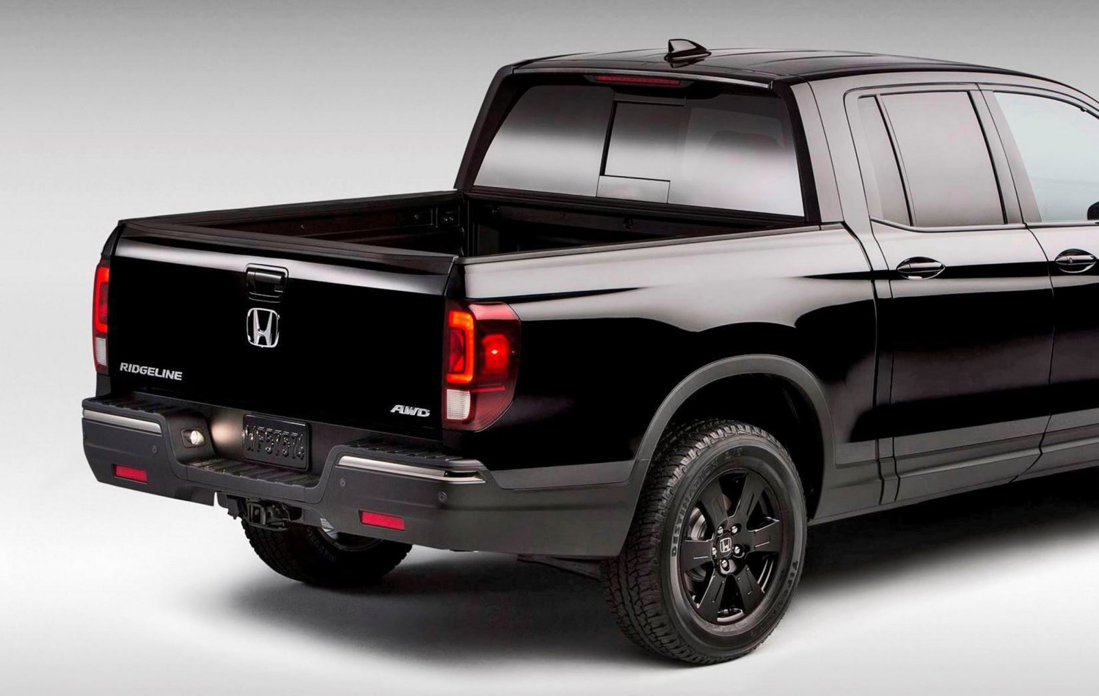 2017 Honda RIDGELINE  Challenges MidSize Roughriders with Smooth, Plush and Efficient Pickup 