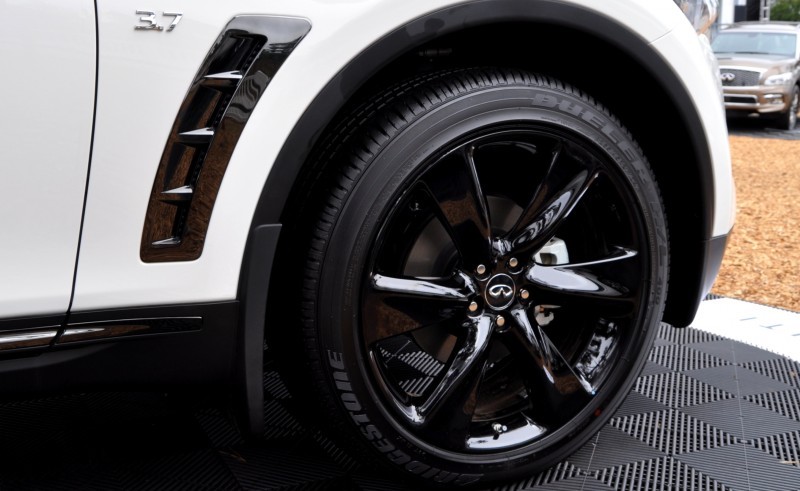 Car-Revs-Daily.com 2015 INFINITI QX70S 56