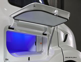 exterior_detail_baggage_side_door