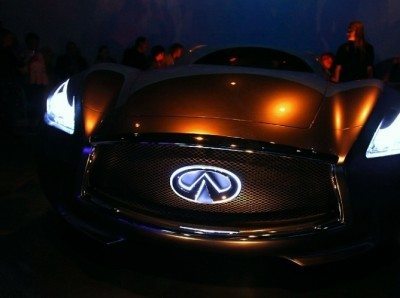 salon privé infiniti essence - front led badge_7985706816_l