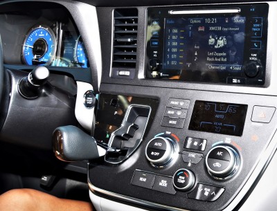2015 Toyota Sienna XLE 33