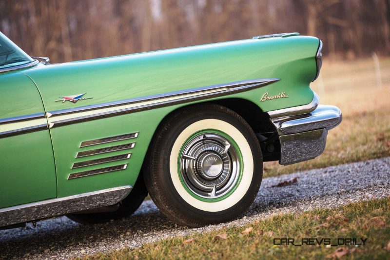 1958 Pontiac Bonneville Sport Coupe 10