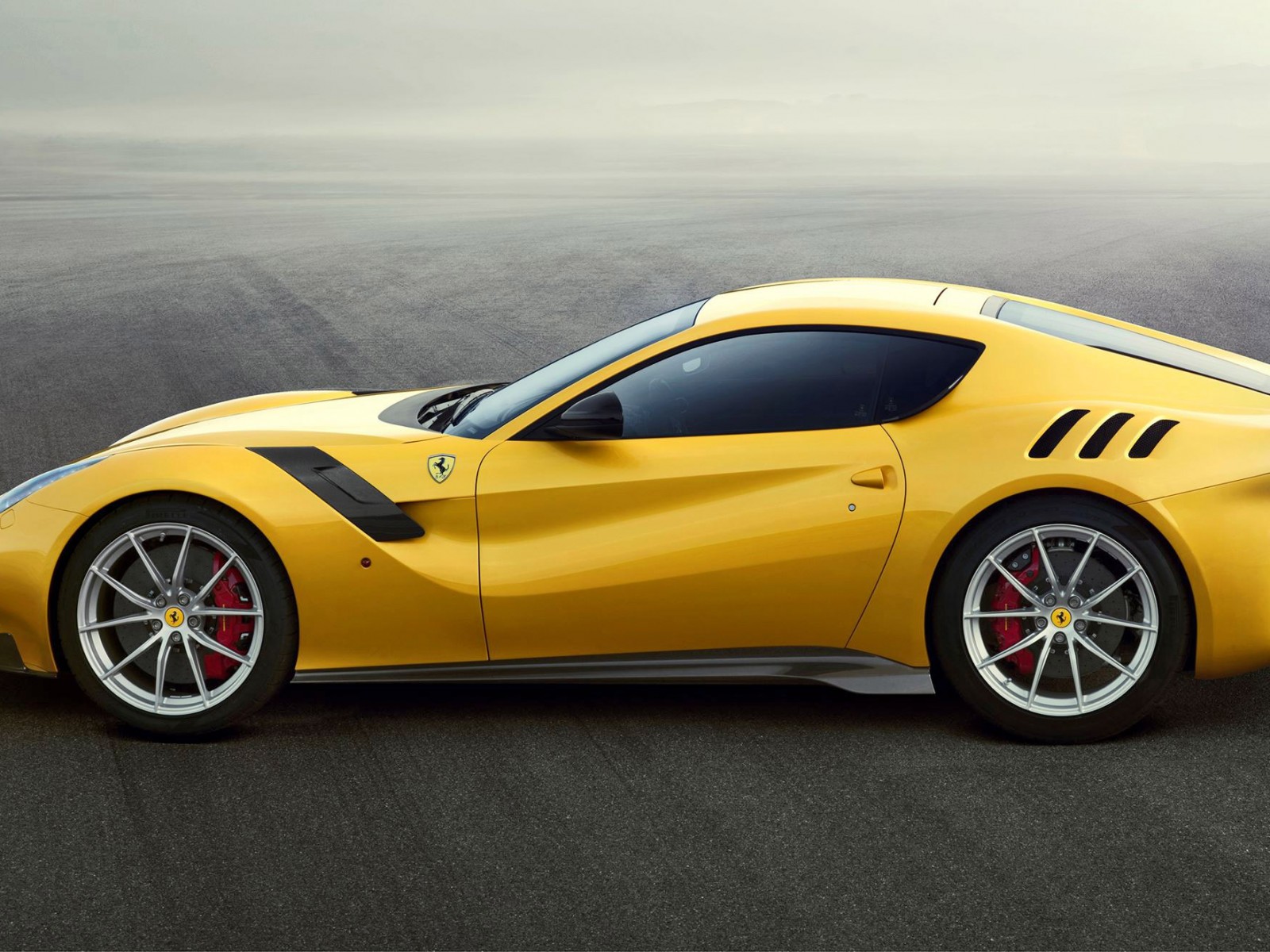 Ferrari f12 желтая