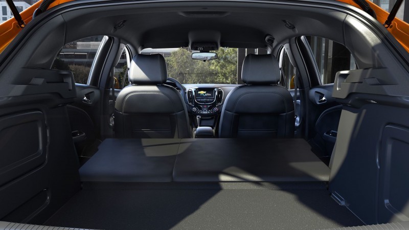 2017-Chevrolet-CruzeHatch-004
