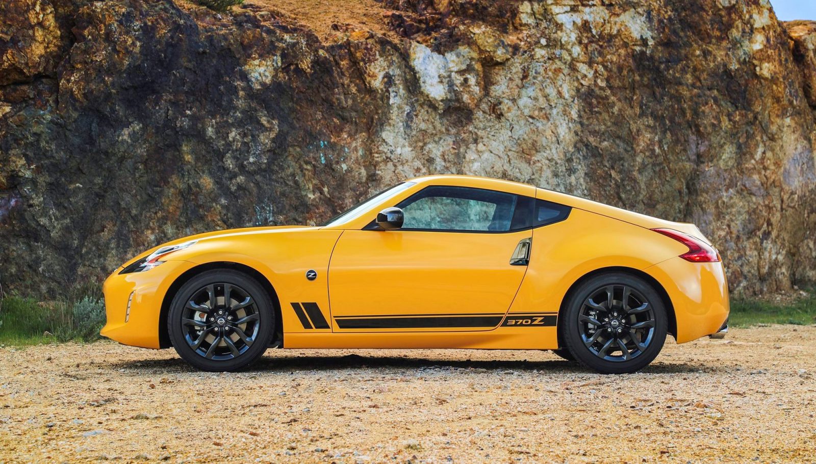 2018_Nissan_370Z_Heritage_Edition_photo_2
