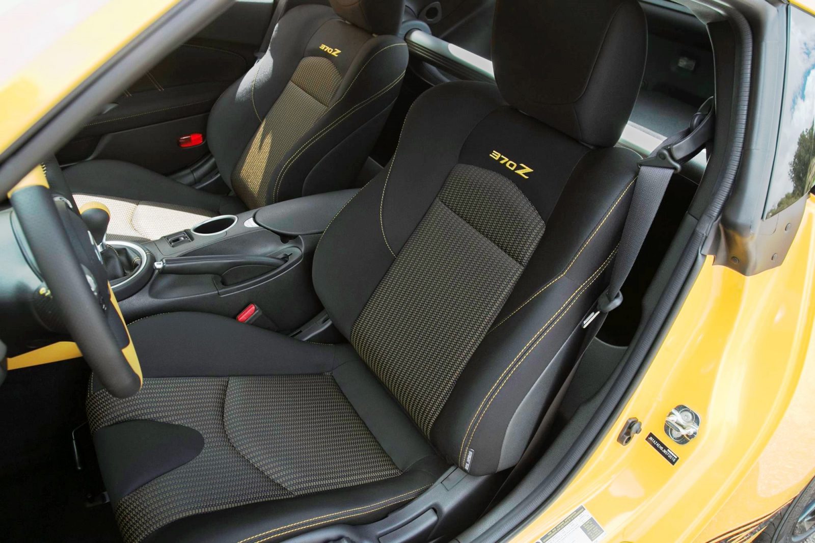 2018_Nissan_370Z_Heritage_Edition_photo_25