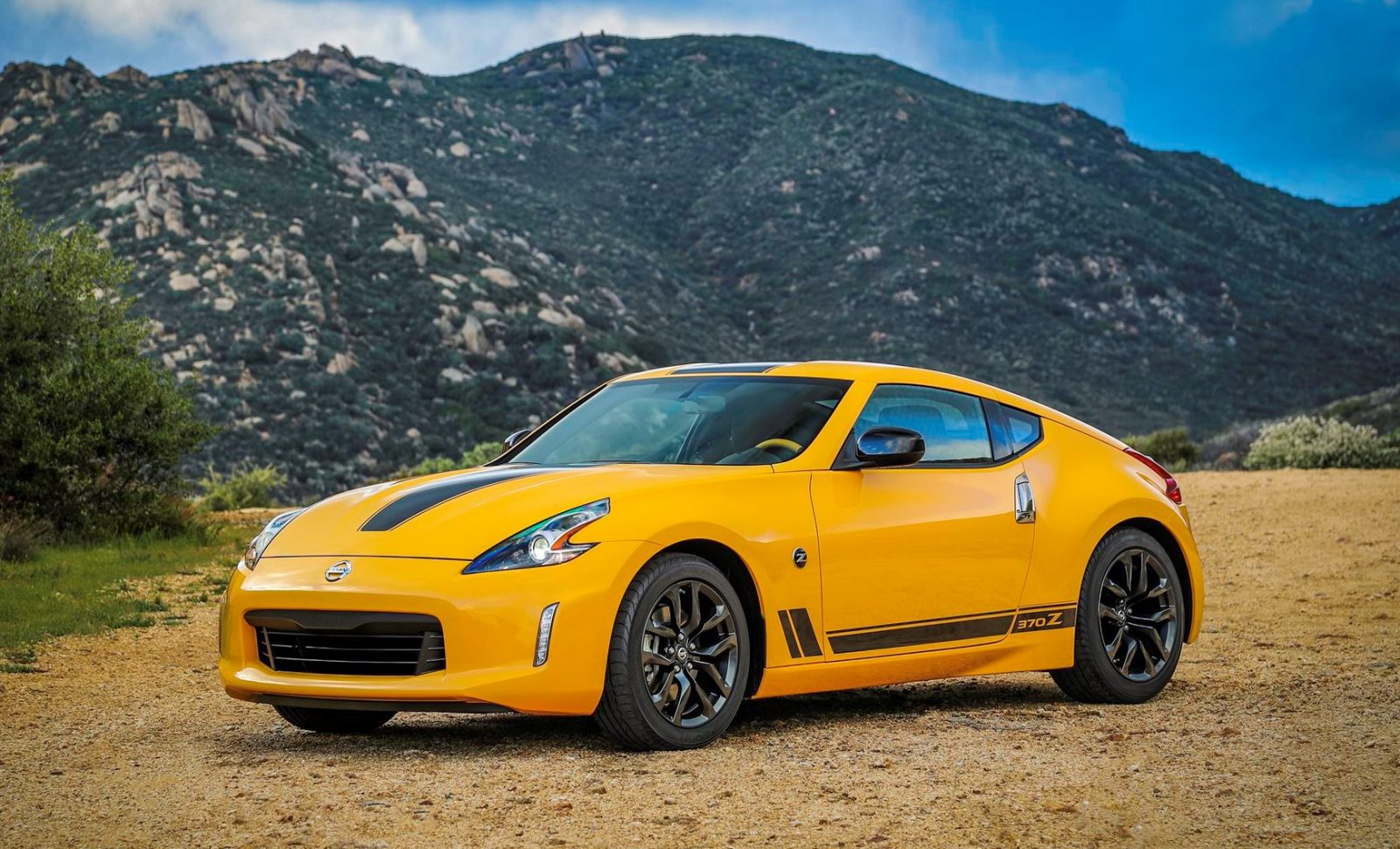 2018_Nissan_370Z_Heritage_Edition_photo_3