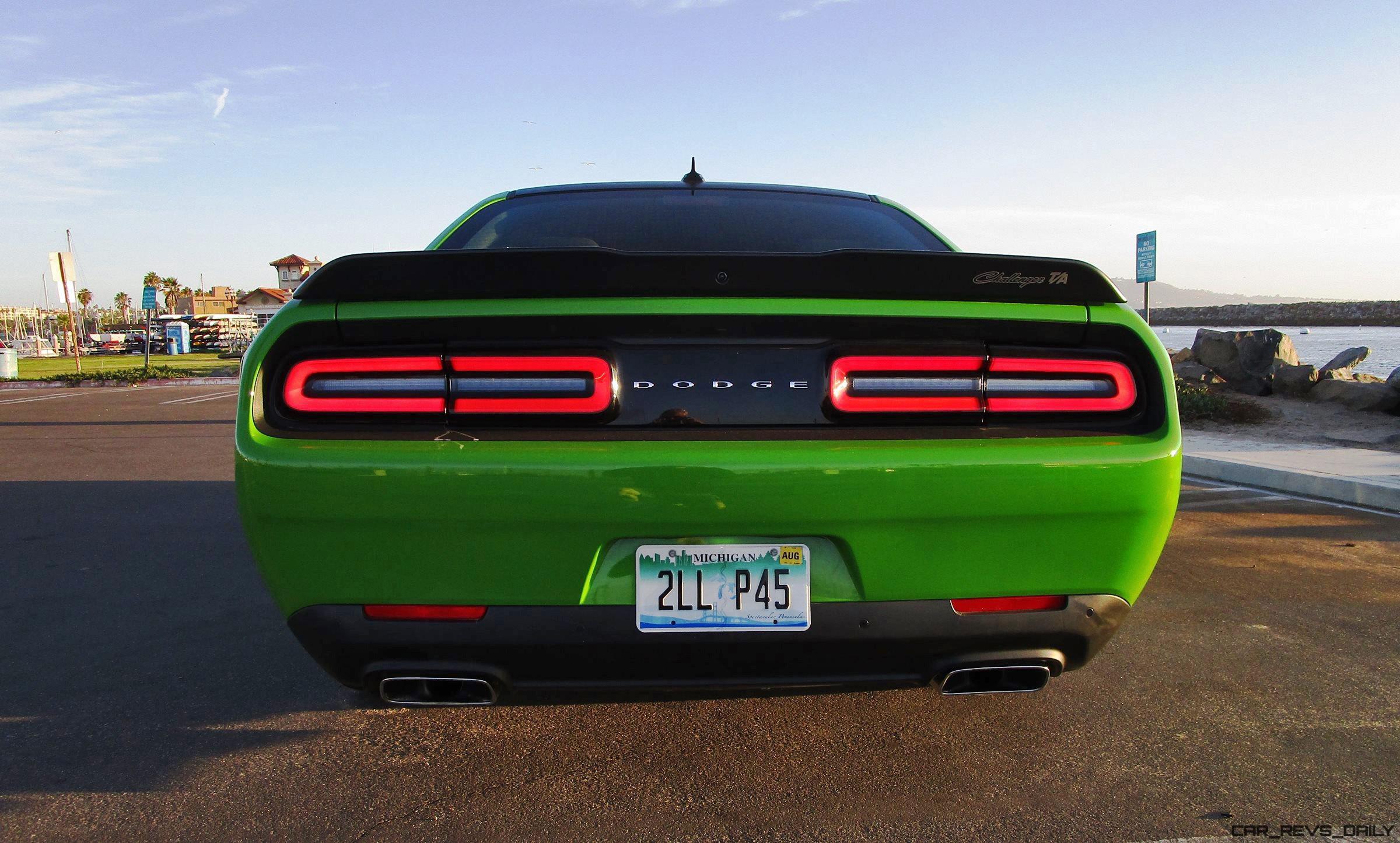 Разгон додж челленджер. Dodge Challenger 2017. Додж Челленджер задний вид.