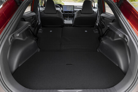Detrás, el espacio es suficiente para cuatro adultos sin problema, y el coche cumple también en confort con elementos como las salidas de aire o los puertos USB-C.