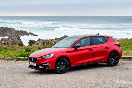 SEAT Leon eHybrid 2026 frente al Cantábrico