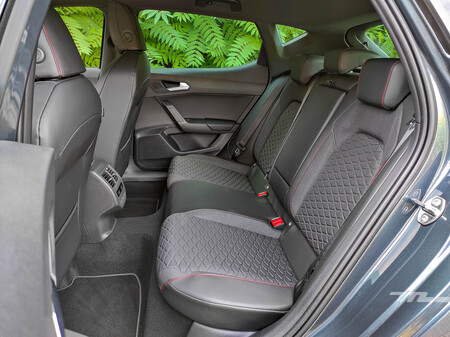 SEAT Leon eHybrid 2026 asientos traseros