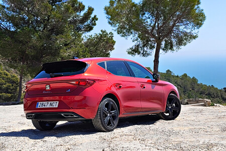 SEAT Leon eHybrid 2026 frente al Mediterráneo