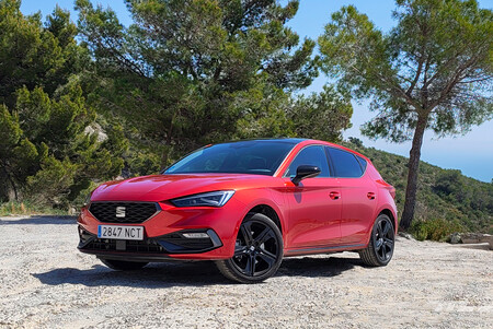 SEAT Leon eHybrid 2026 en el monte mediterráneo