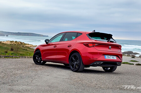 SEAT Leon eHybrid 2026 de zaga frente al cantábrico