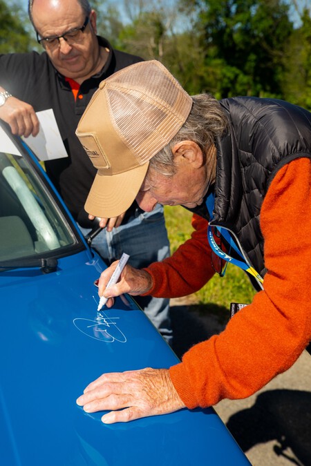 Jean Ragnotti signing the Renault 11 of Rodosa Collection