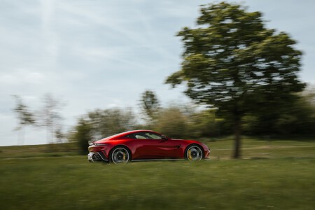 Aston Martin Vantage S lateral