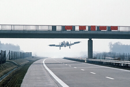 Thunderbold Ii A10 Despegando Desde Una Autobahn 1984