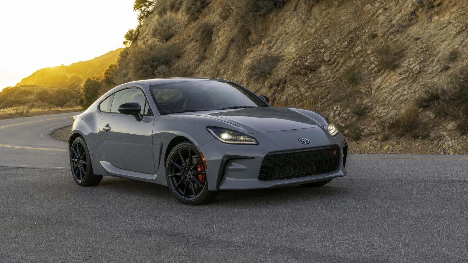 2 800 pounds 300 horsepower and a six-speed manual : the new coupe enthusiasts thought would never exist